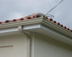 Installation de gouttières aluminium en Charente